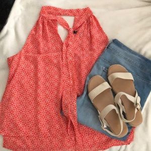 Light and flowing tank with cute details